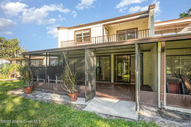 a view of a chair with a backyard