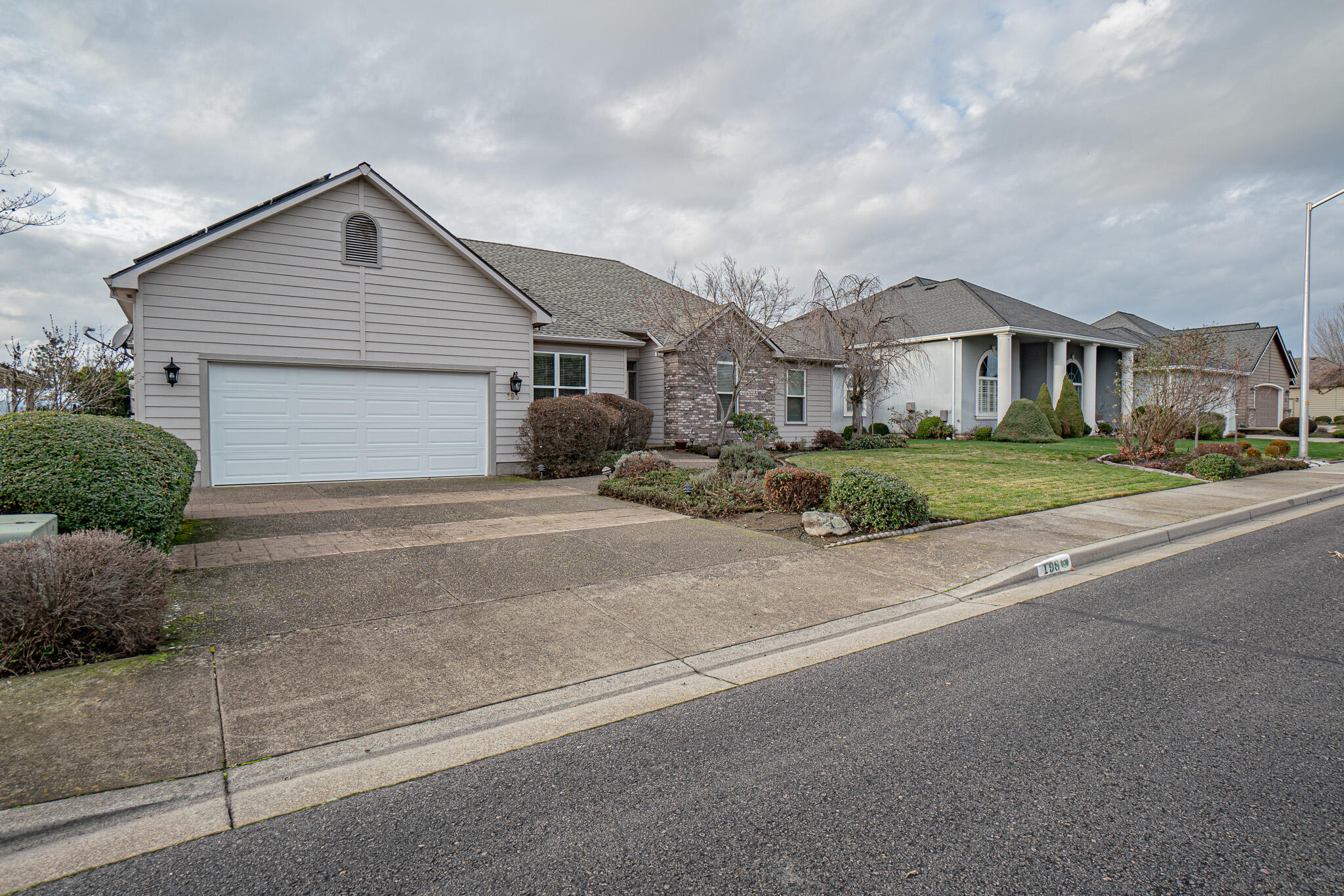 198 Prairie Landing Drive Eagle Point, OR 97524 - Photo 2 of 30 DSC05937-HDR