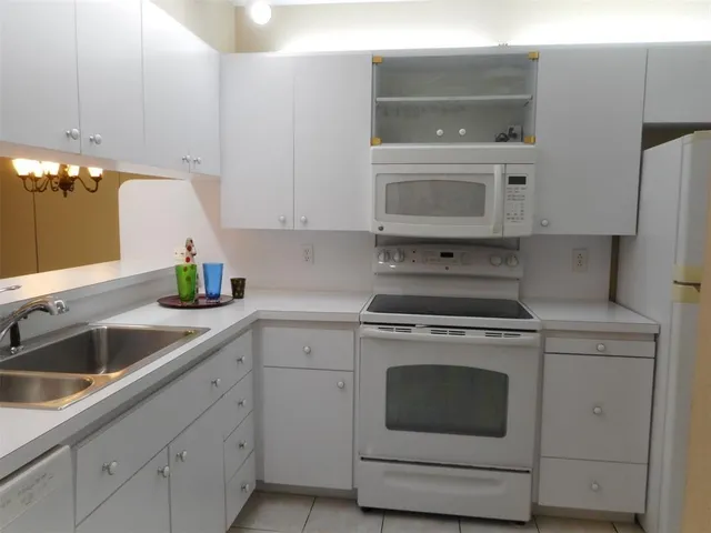 $2,250 | 1715 Whitehall Drive, Unit 105, Davie, FL 33324