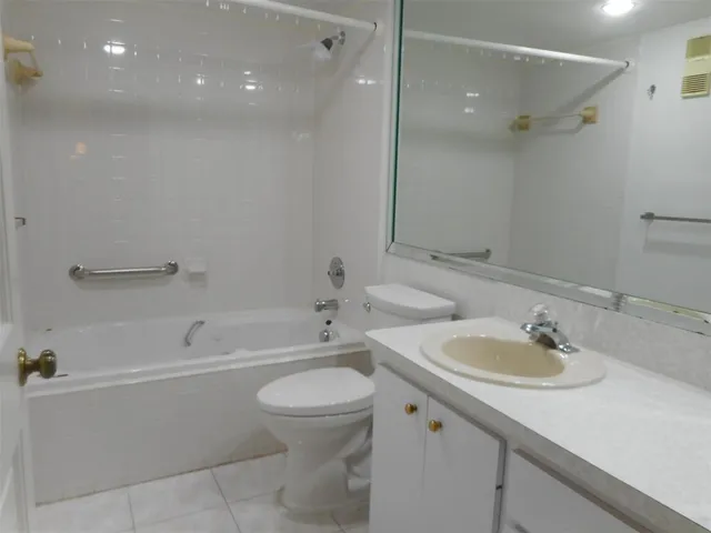 $2,250 | 1715 Whitehall Drive, Unit 105, Davie, FL 33324