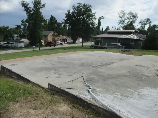 a view of a yard with a house