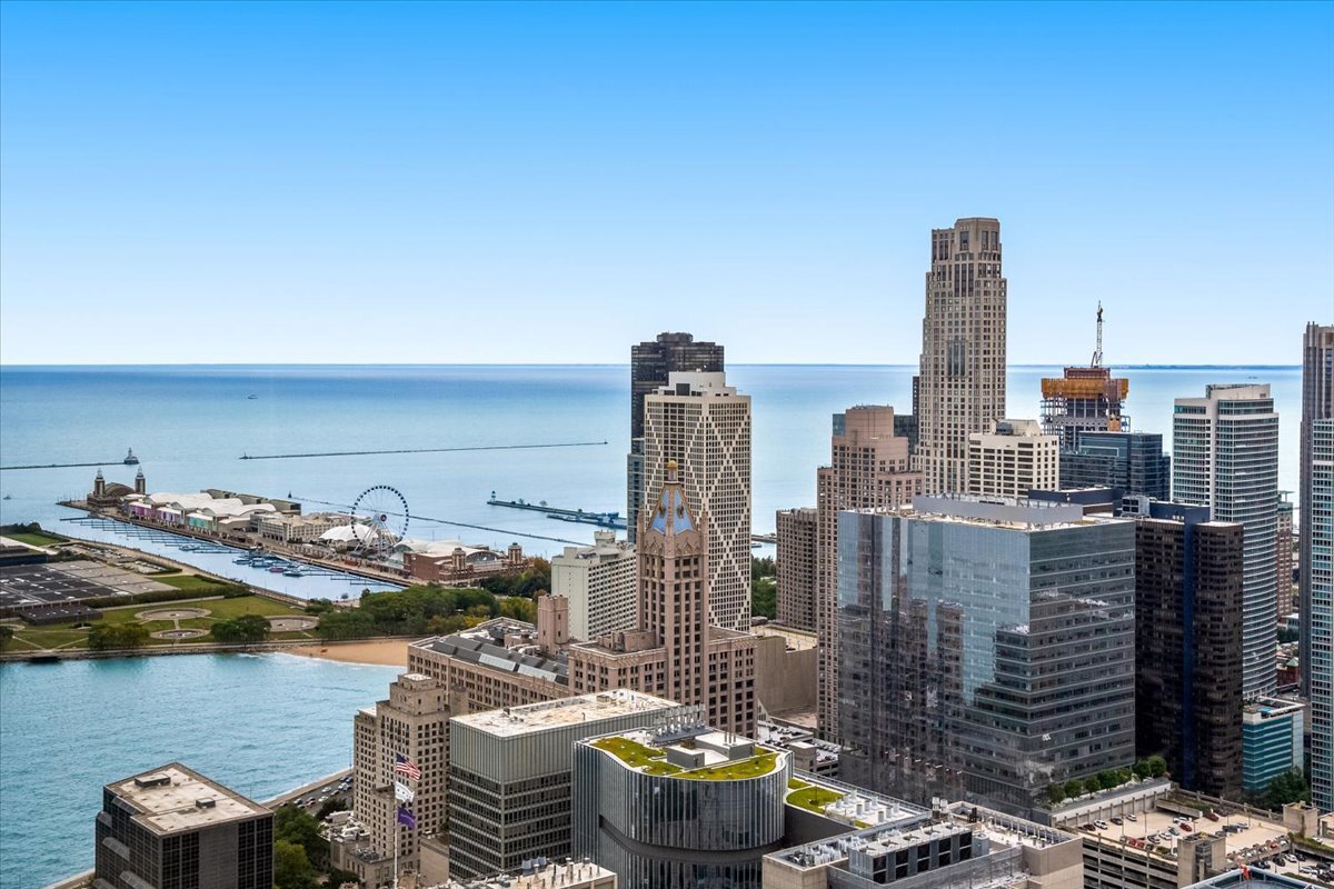 180 East Pearson Street, Unit 5107 Chicago, IL 60611 - Photo 27 of 42 a picture of city view