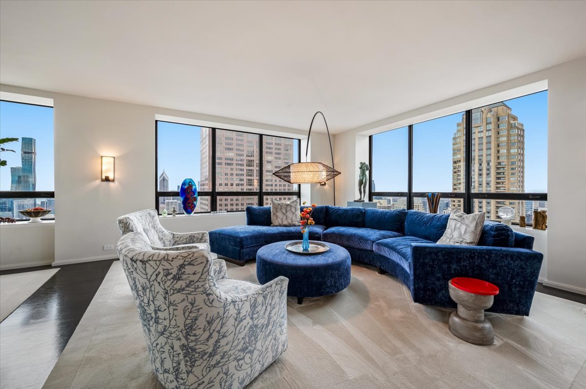 180 East Pearson Street, Unit 5107 Chicago, IL 60611 - Photo 4 of 42 a living room with furniture and a large window