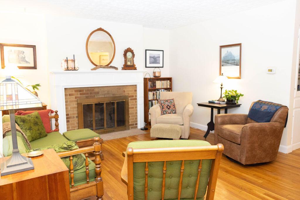 560 Richards Road Columbus, OH 43214 - Photo 6 of 29 Living room