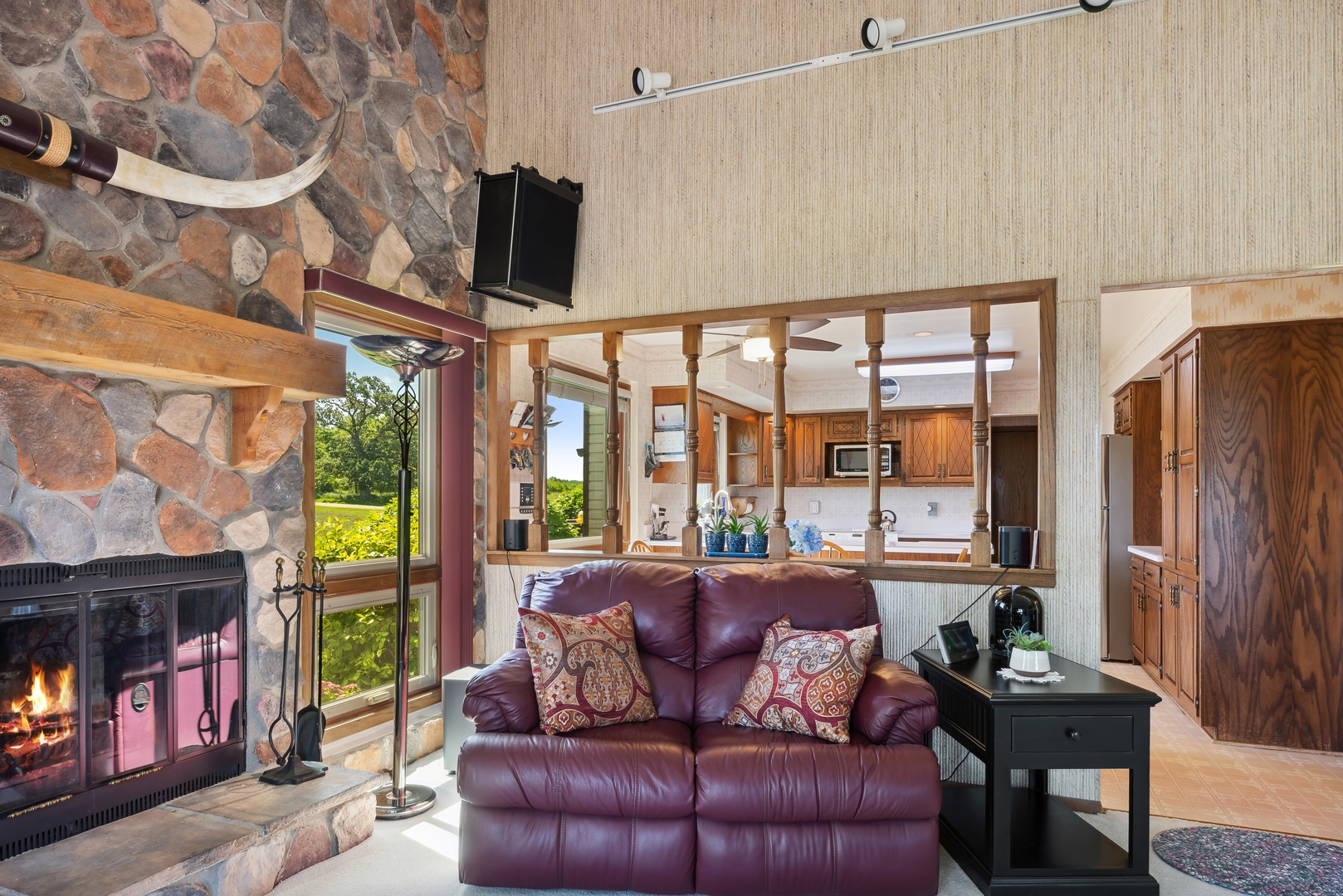 19720 Hebron Road Harvard, IL 60033 - Photo 19 of 41 a living room with furniture and a window