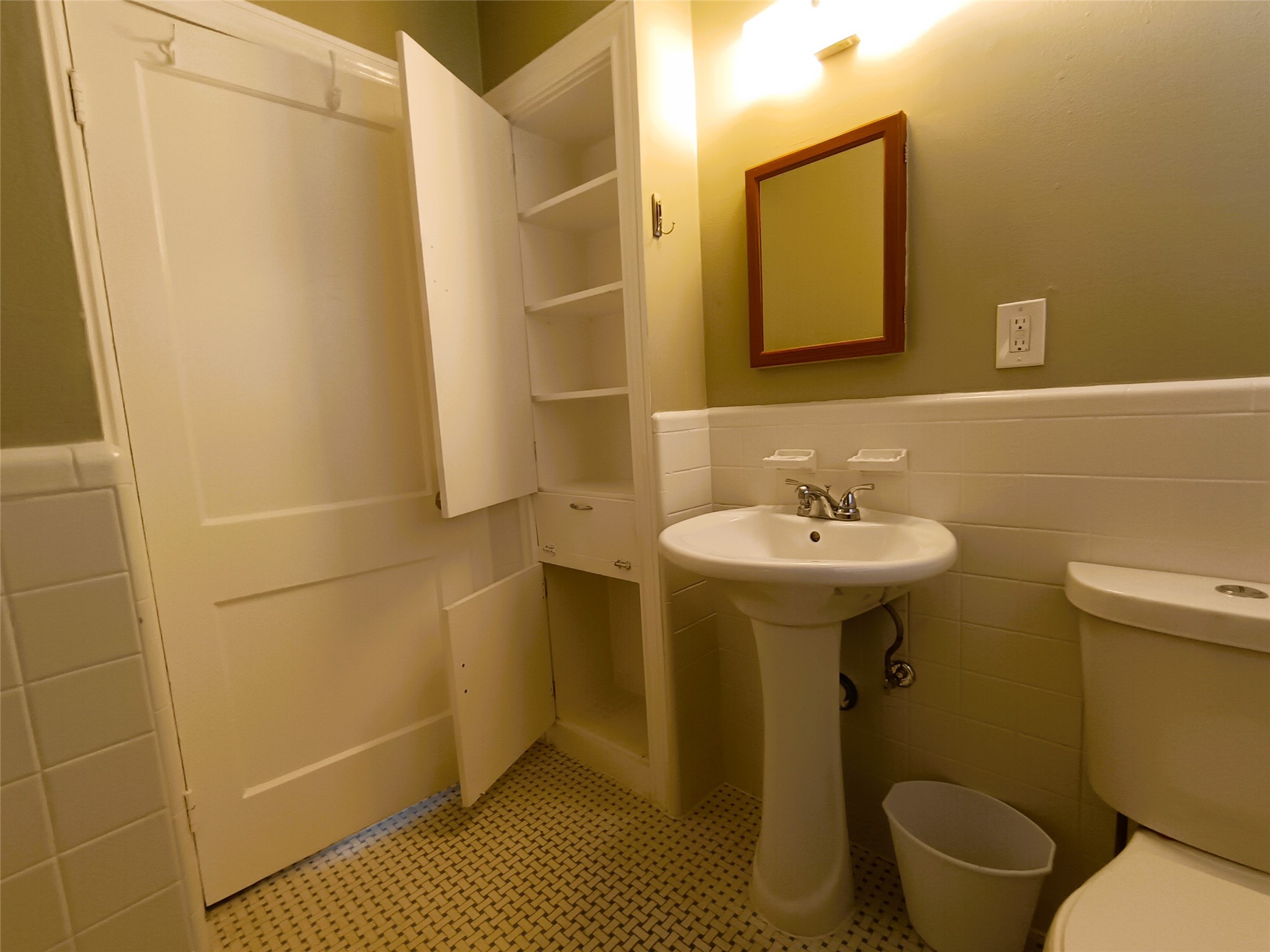 6906 Van Etten Street Houston, TX 77021 - Photo 17 of 30 When you go upstairs here is the Full Bath, closet space