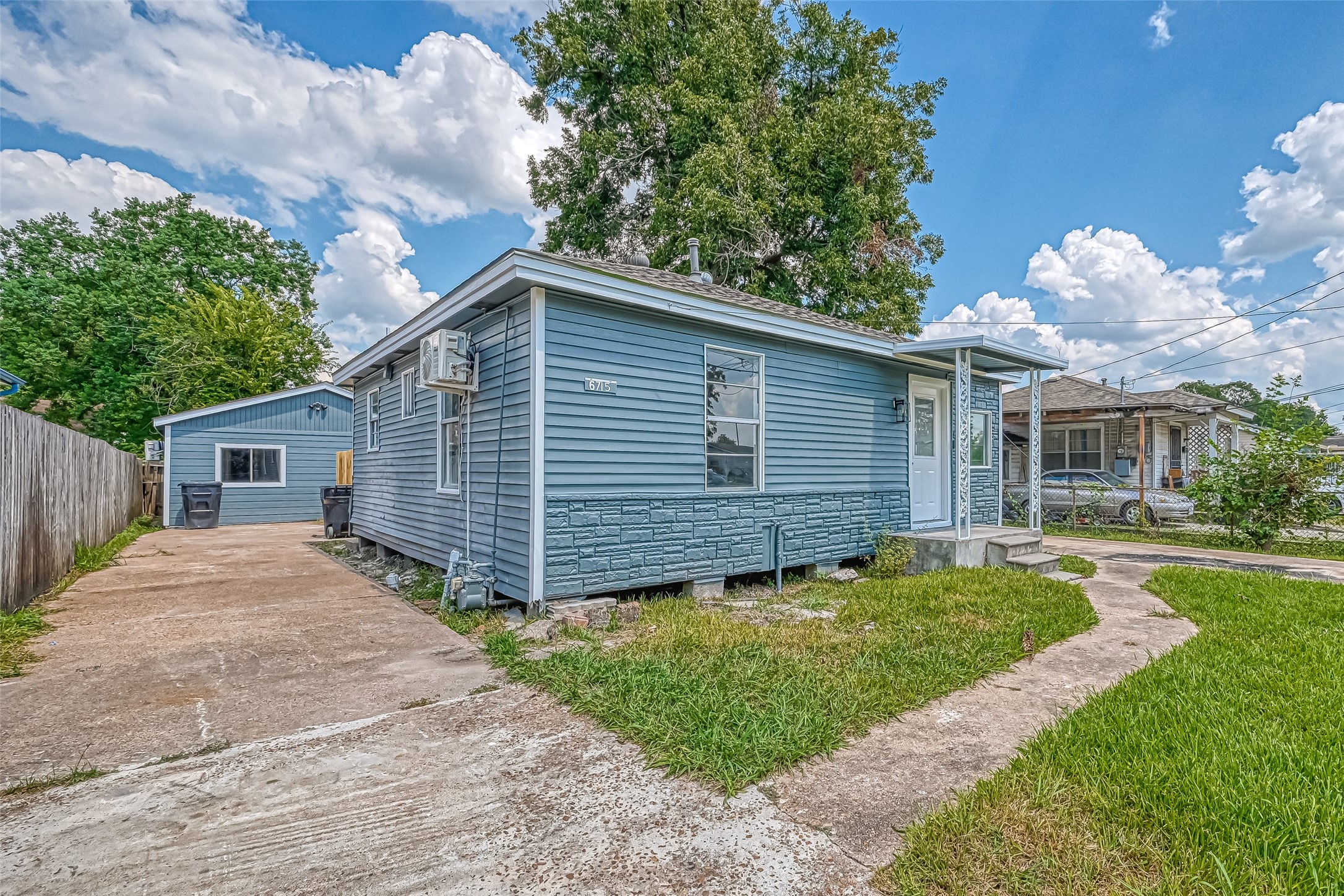 6715 Victoria Street Houston, TX 77020 - Photo 2 of 46 a view of a back yard of the house