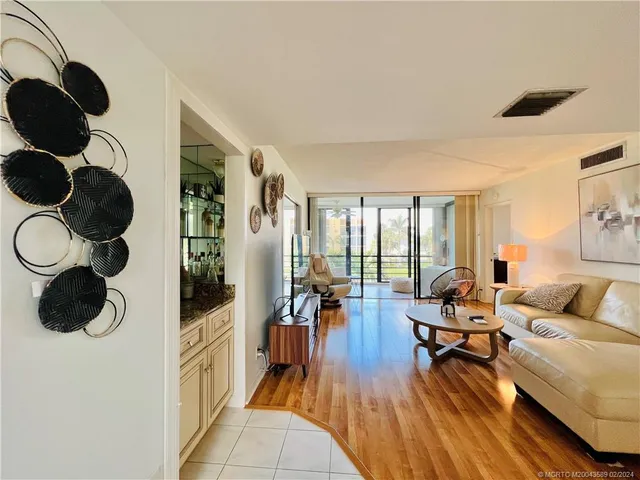 $2,200 | 3442 Northeast Causeway Boulevard, Unit 302, Jensen Beach, FL 34957