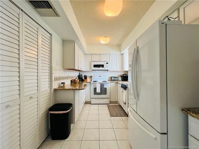 $2,200 | 3442 Northeast Causeway Boulevard, Unit 302, Jensen Beach, FL 34957