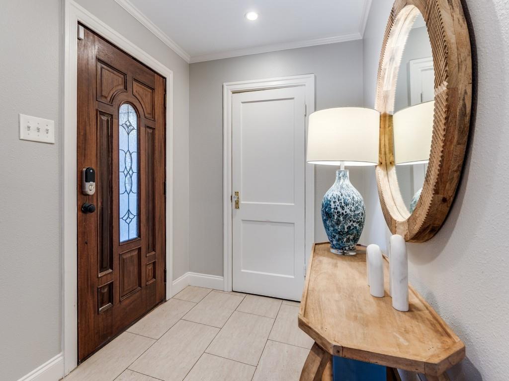 5514 Monticello Avenue Dallas, TX 75206 - Photo 2 of 20 a view of a hallway a livingroom with furniture