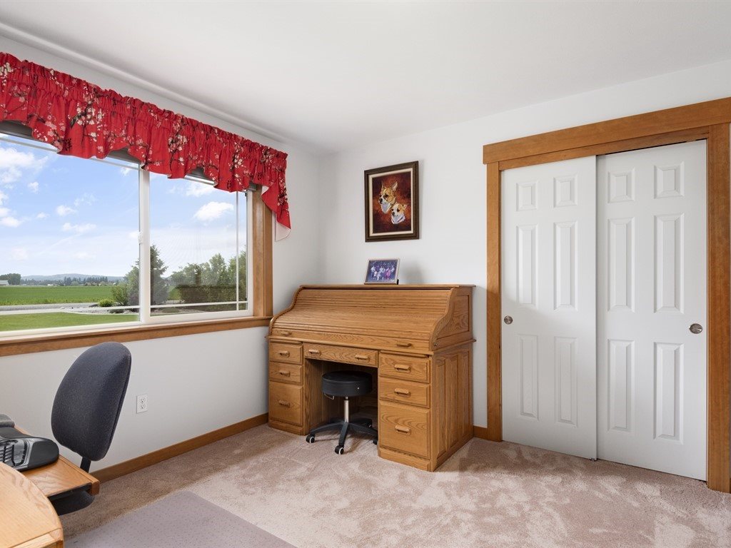 7004 East Peone Road Mead, WA 99021 - Photo 5 of 20