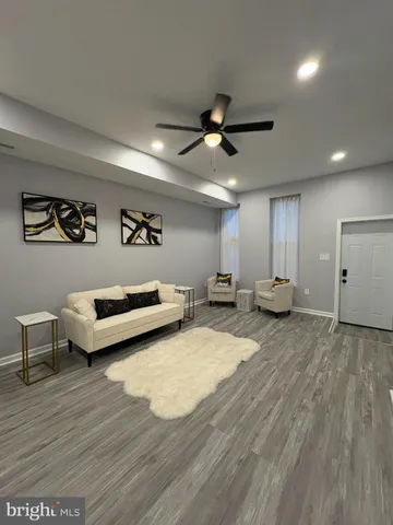 a view of a livingroom with furniture and a ceiling fan