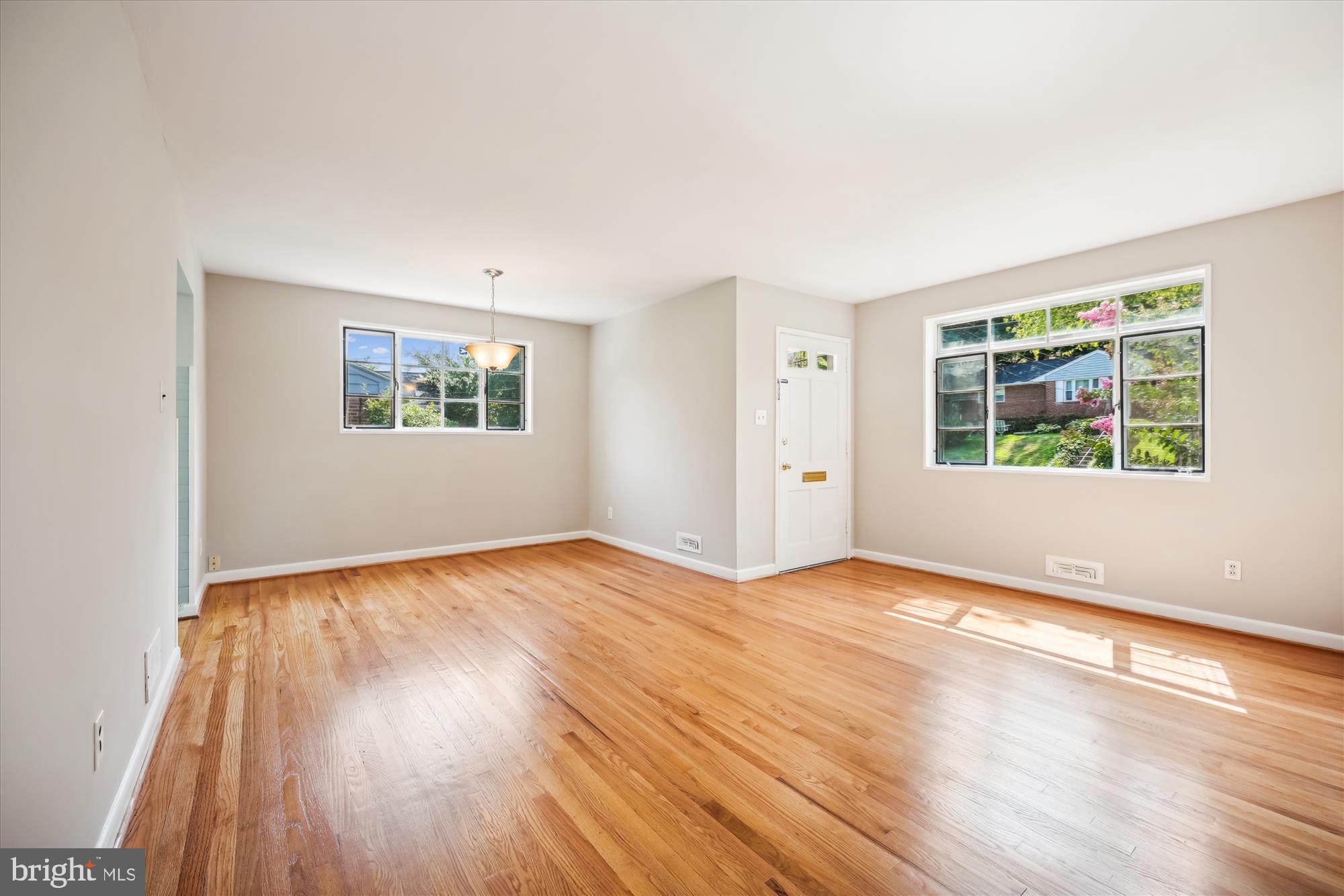 1402 Thornden Road Rockville, MD 20851 - Photo 6 of 39 Living / Dining