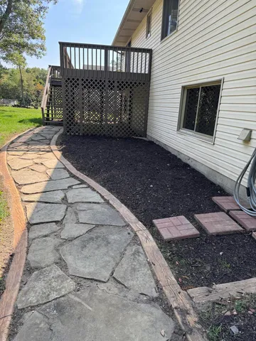 a view of a small space in back yard of the house