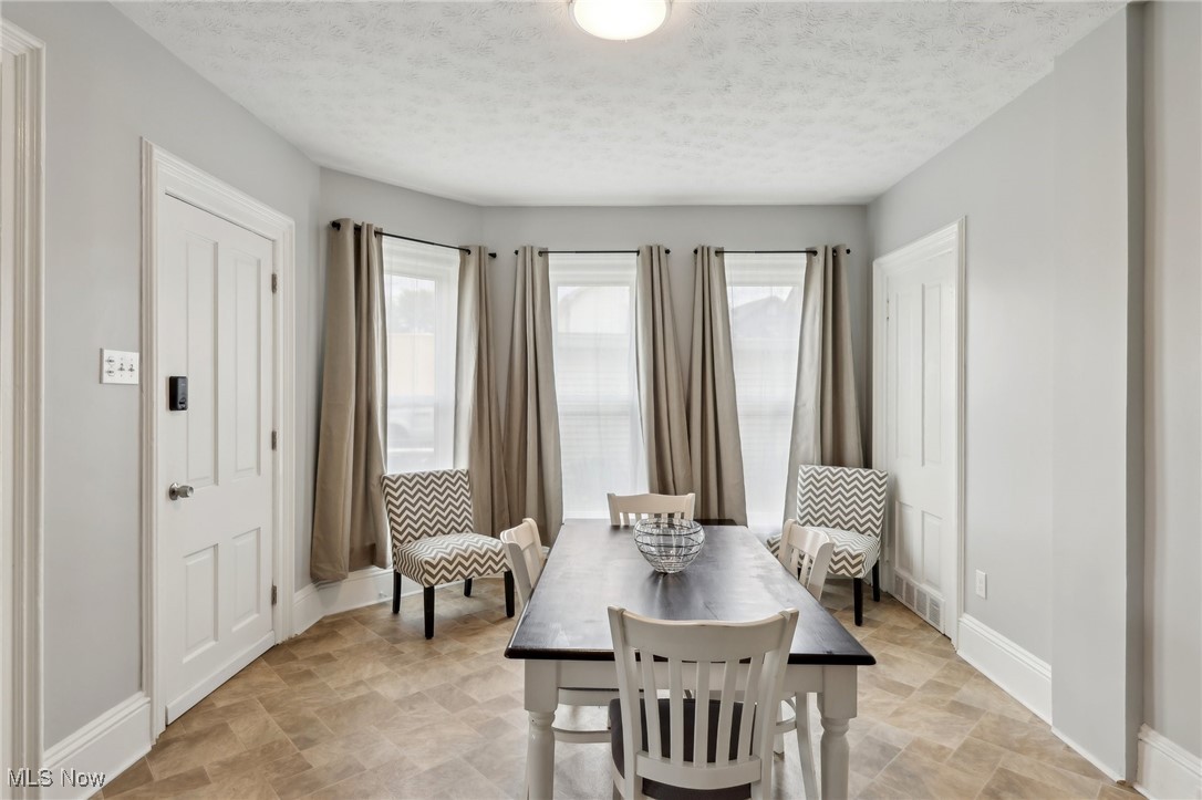 25 Taylor Road Bedford, OH 44146 - Photo 4 of 33 1st floor unit dining rm- tall ceilings
