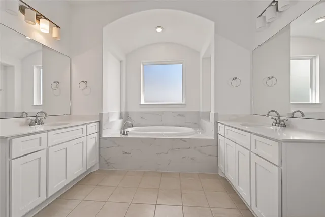 a bathroom that has a toilet in it