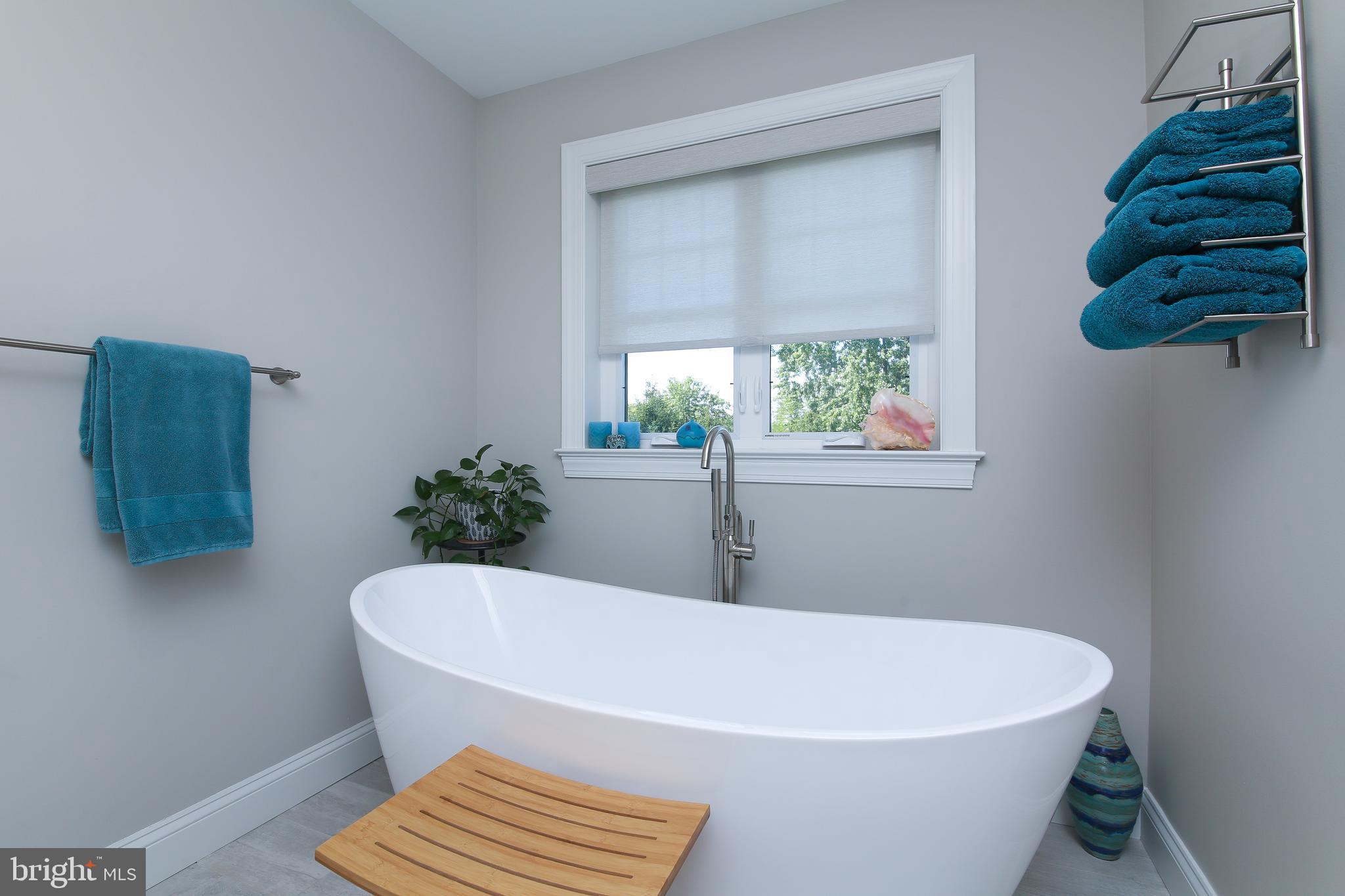 111 Gallagher Road Wayne, PA 19087 - Photo 19 of 31 Luxurious soaking tub