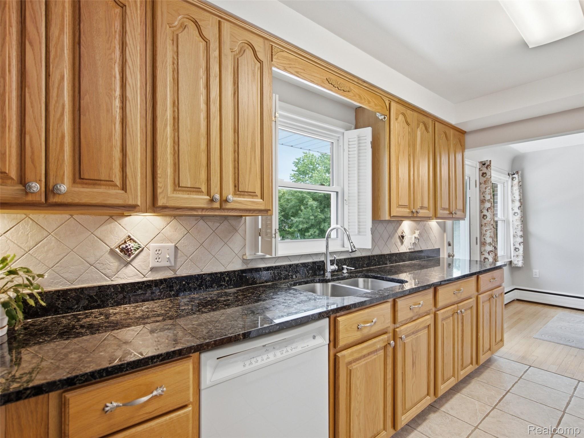24 Nevada Avenue Rochester, MI 48309 - Photo 25 of 34 Kitchen