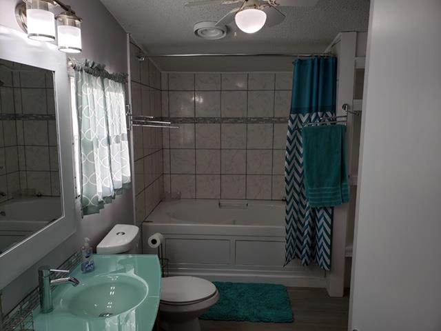 4305 Chicken Road Lebanon, TN 37090 - Photo 9 of 28 a bathroom with a toilet and a shower