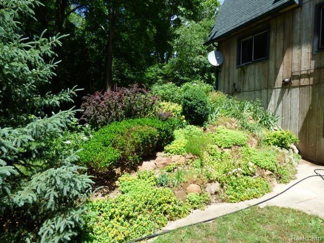 10992 Mcgregor Road Pinckney, MI 48169 - Photo 23 of 25 22 LANDSCAPE.jpg