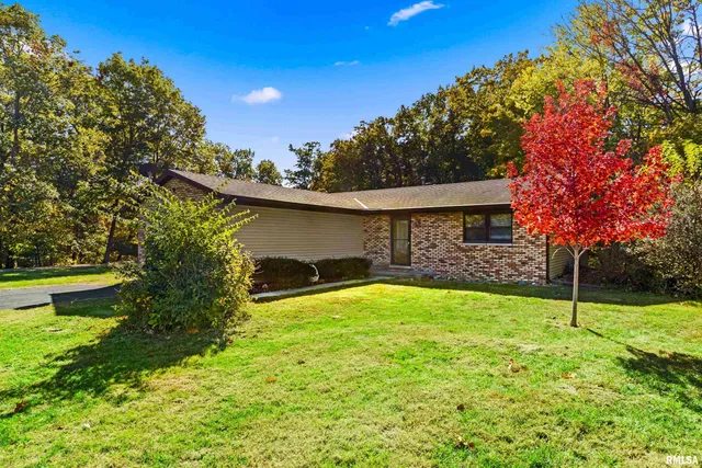 $185,500 | 140 Shoshone Drive, East Peoria, IL 61611