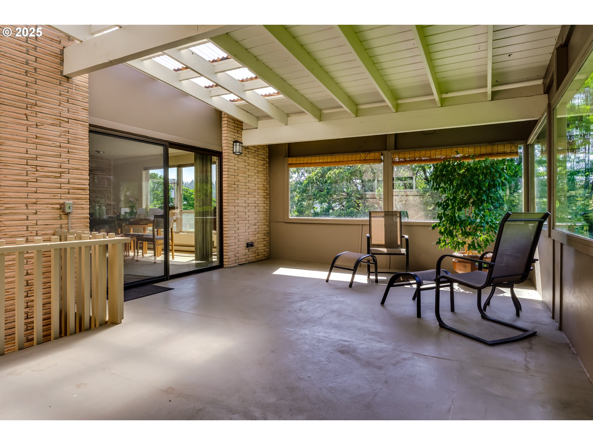 495 West 27th Avenue Eugene, OR 97405 - Photo 13 of 48 a living room with furniture and a large window