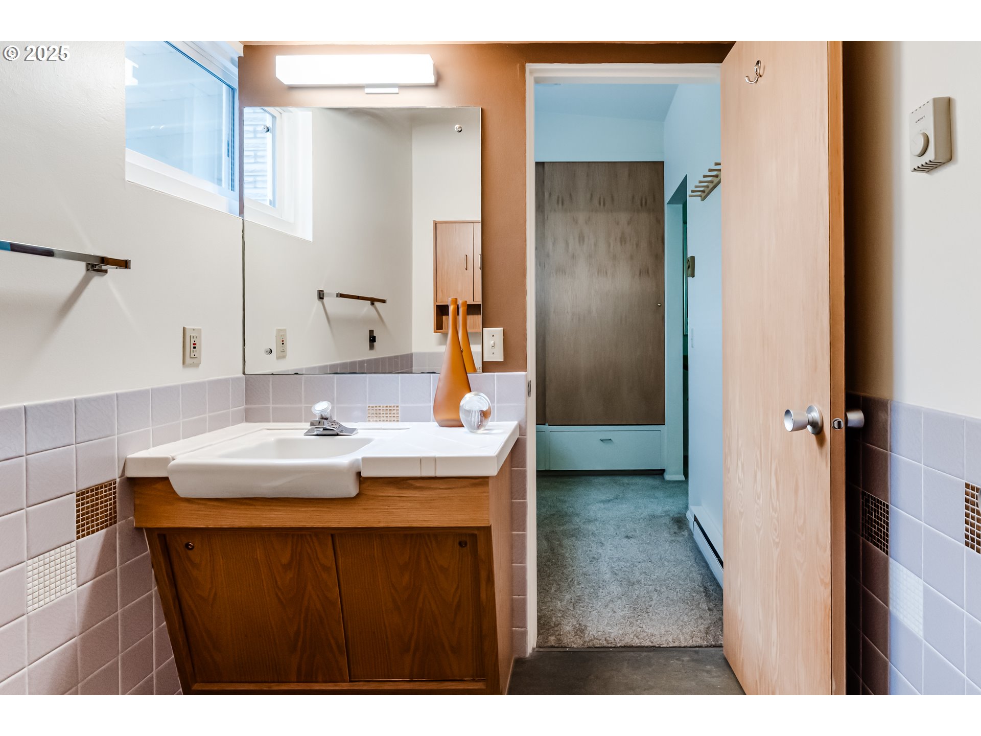 495 West 27th Avenue Eugene, OR 97405 - Photo 19 of 48 a bathroom with a sink and a mirror