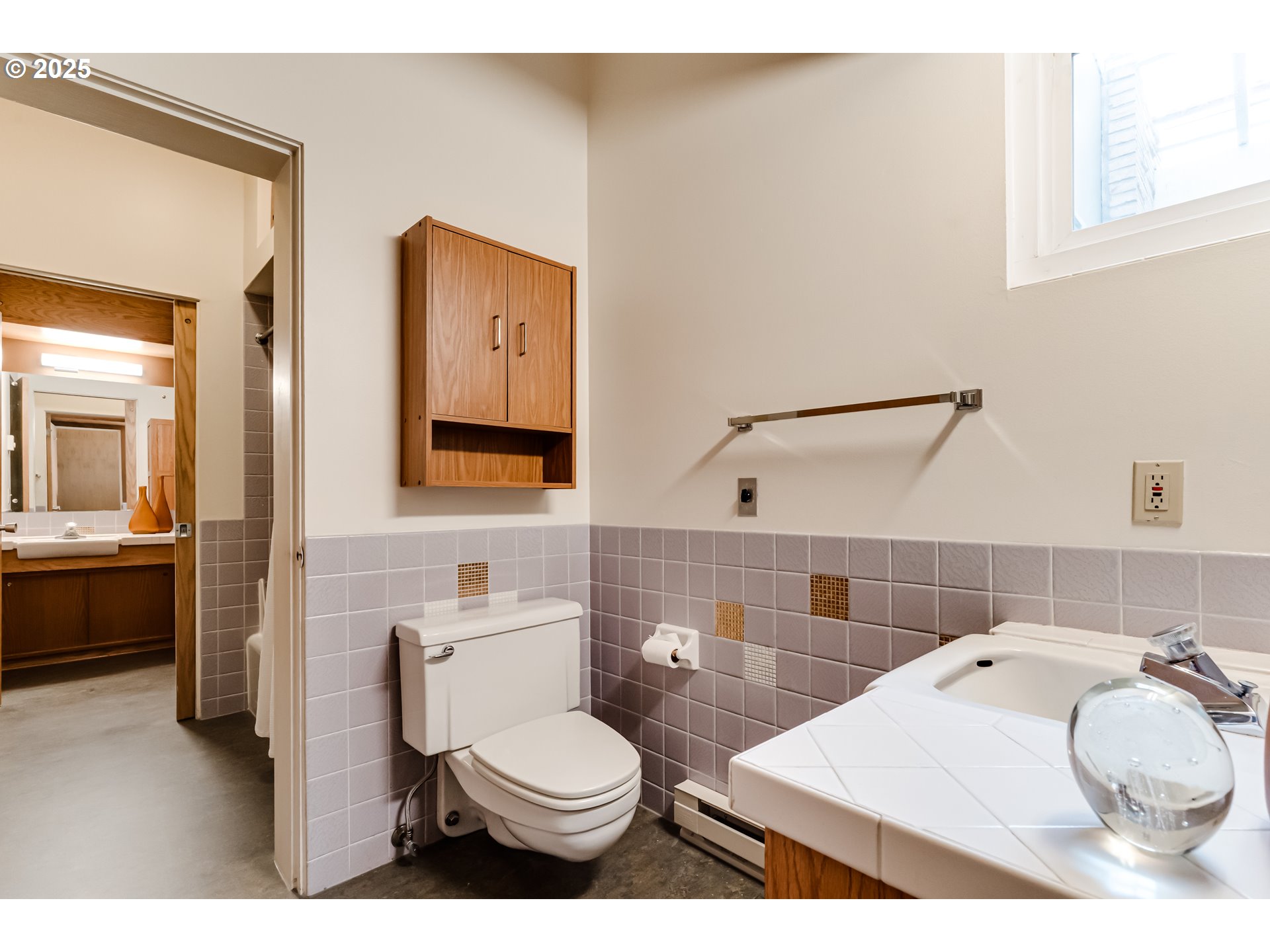 495 West 27th Avenue Eugene, OR 97405 - Photo 20 of 48 a bathroom with a toilet sink and mirror