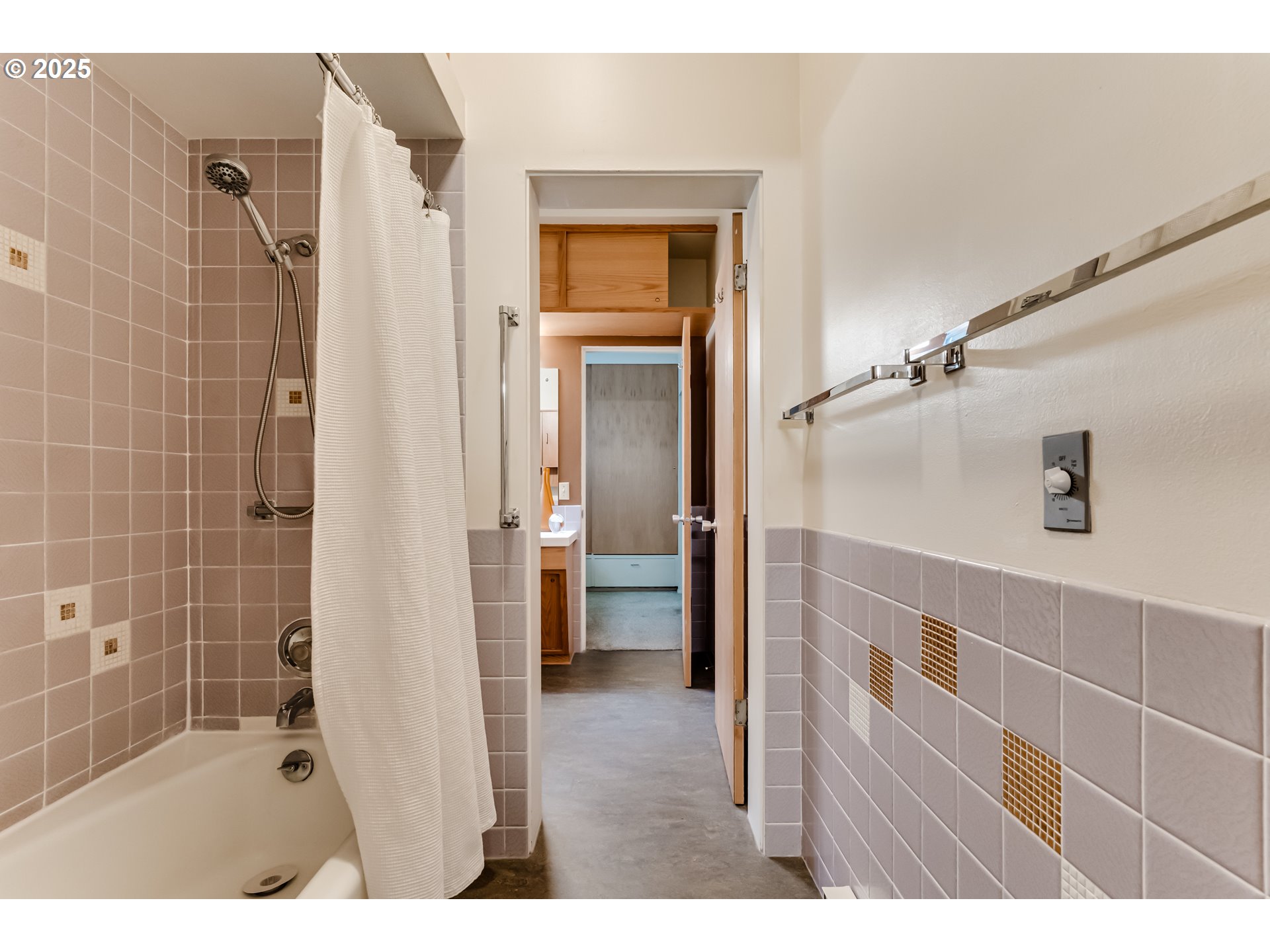 495 West 27th Avenue Eugene, OR 97405 - Photo 21 of 48 a bathroom with a sink and a shower