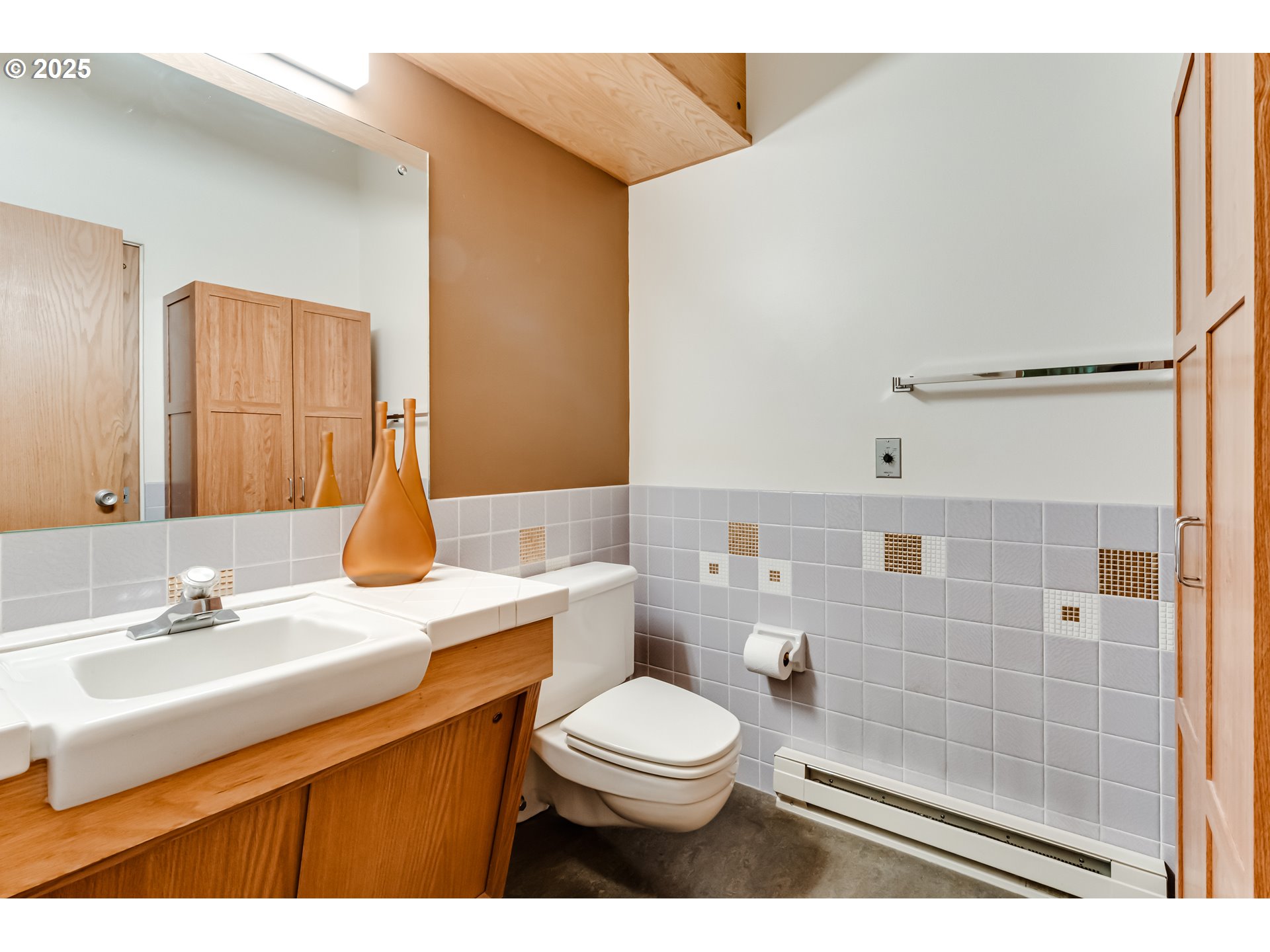 495 West 27th Avenue Eugene, OR 97405 - Photo 22 of 48 a bathroom with a sink a toilet and shower