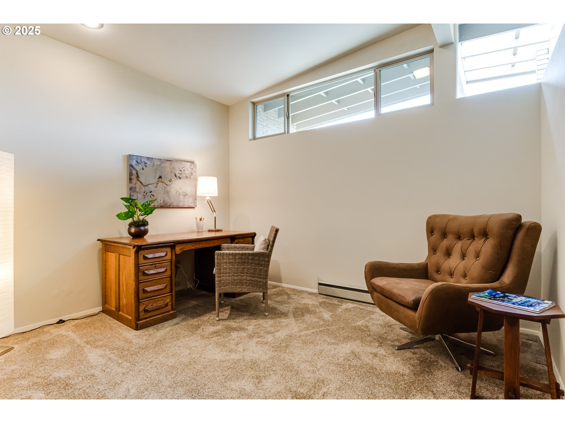 495 West 27th Avenue Eugene, OR 97405 - Photo 27 of 48 a living room with furniture