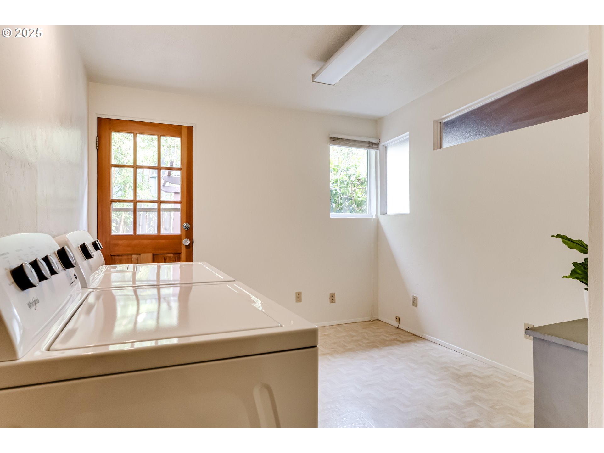 495 West 27th Avenue Eugene, OR 97405 - Photo 29 of 48 a view of a room that has a window in it