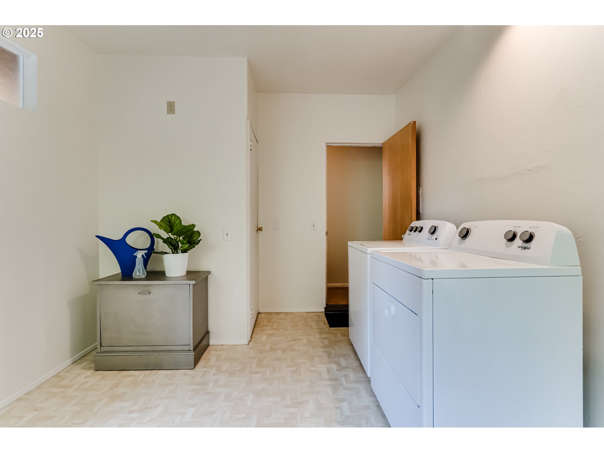 495 West 27th Avenue Eugene, OR 97405 - Photo 30 of 48 a utility room with a washer and dryer