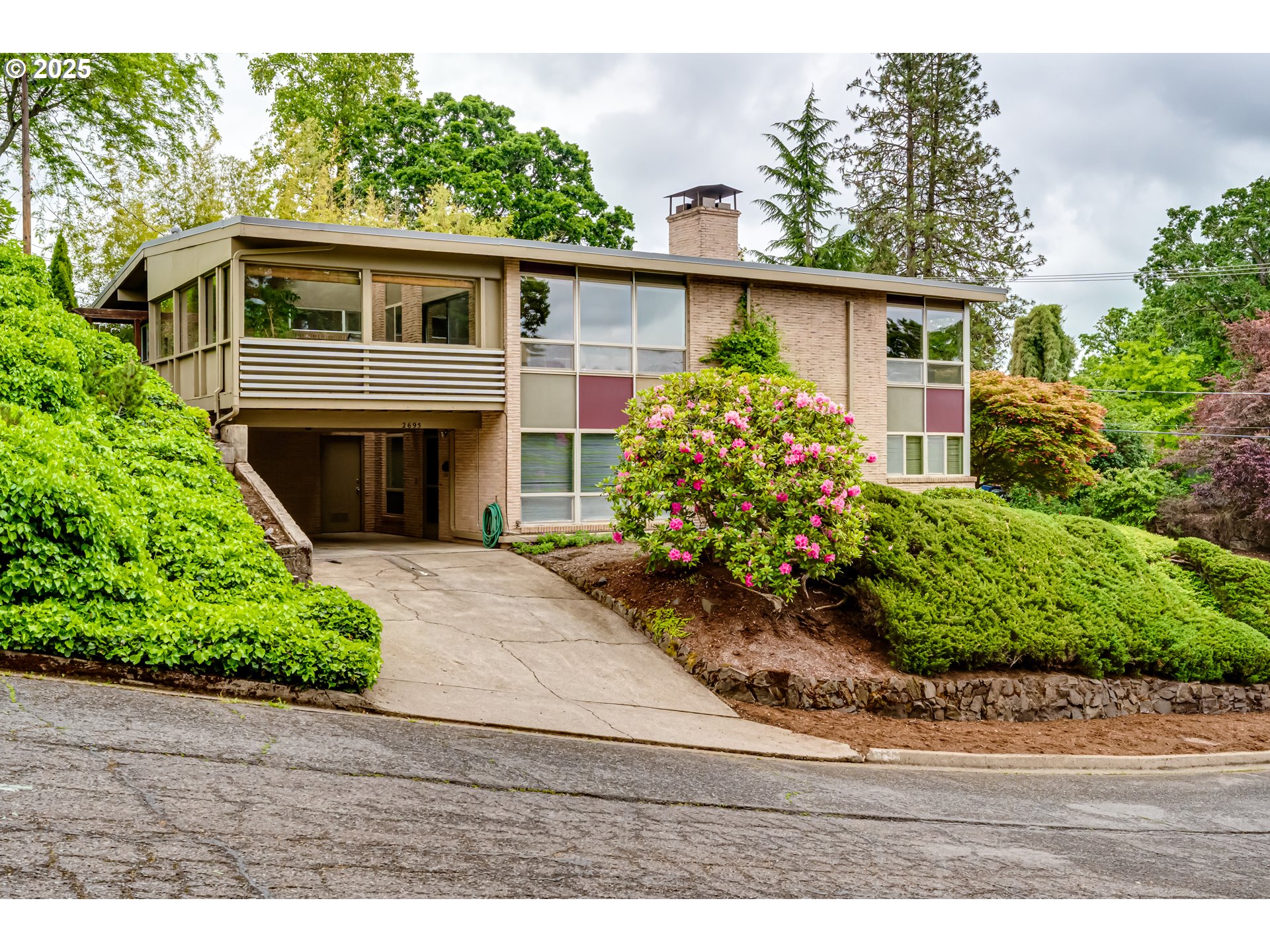 495 West 27th Avenue Eugene, OR 97405 - Photo 3 of 48 a front view of a house with garden