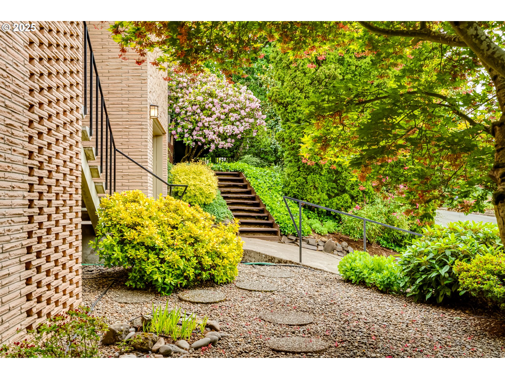 495 West 27th Avenue Eugene, OR 97405 - Photo 33 of 48 a view of a pathway with a garden