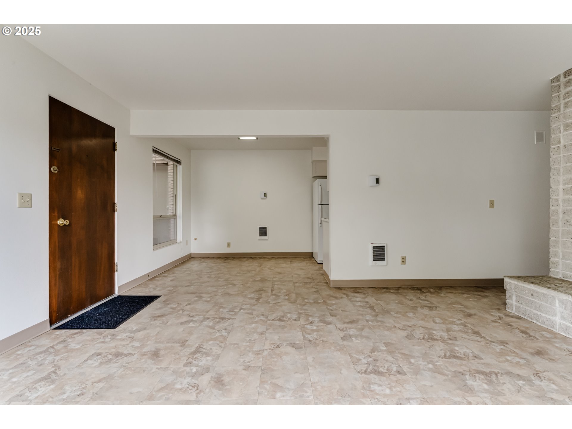 495 West 27th Avenue Eugene, OR 97405 - Photo 37 of 48 a view of an empty room