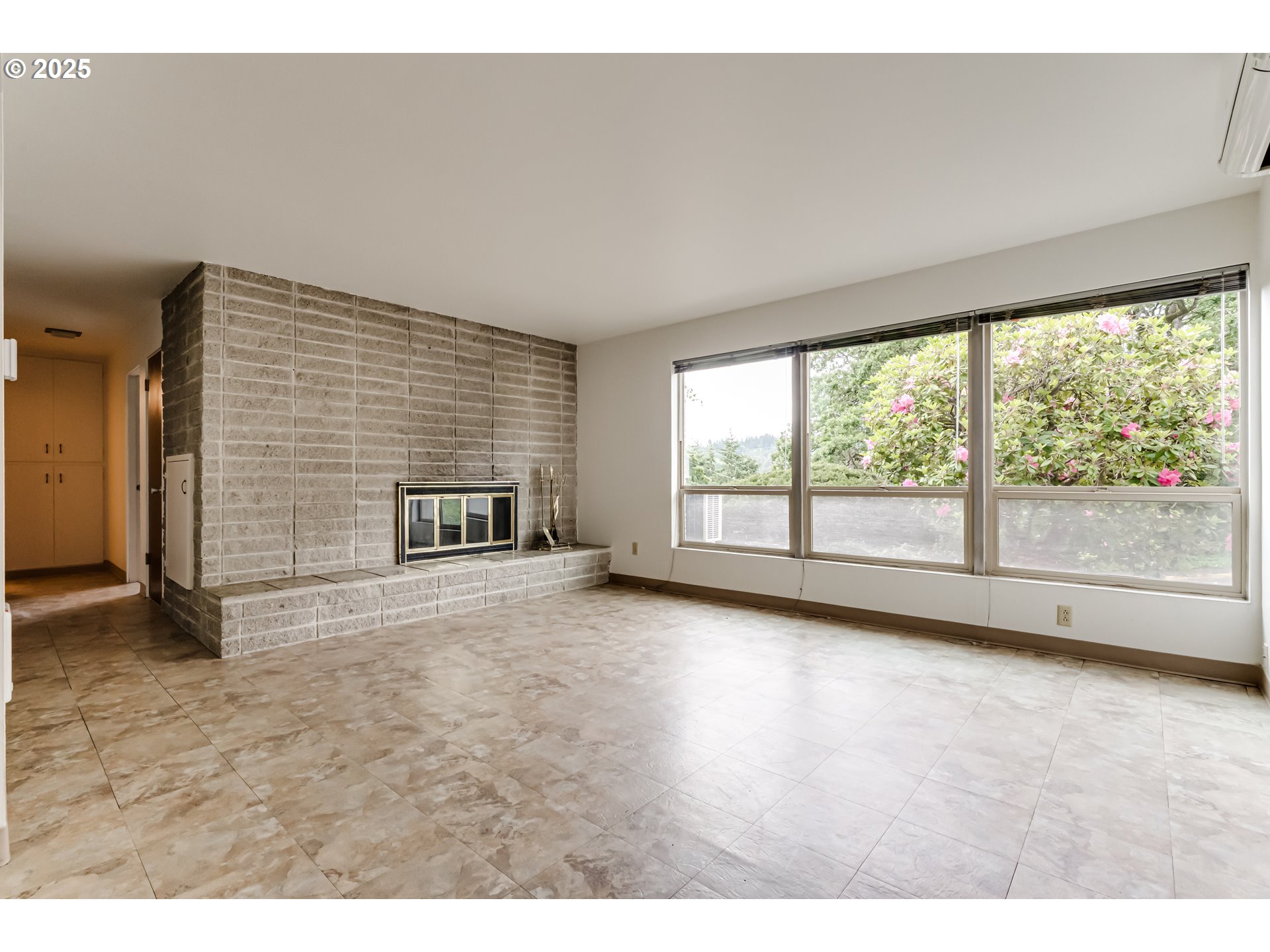 495 West 27th Avenue Eugene, OR 97405 - Photo 38 of 48 a view of empty room with floor to ceiling window