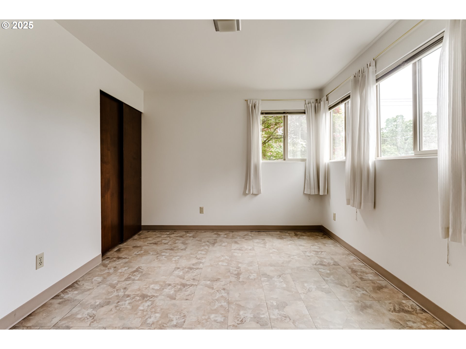 495 West 27th Avenue Eugene, OR 97405 - Photo 42 of 48 a view of an empty room with a window