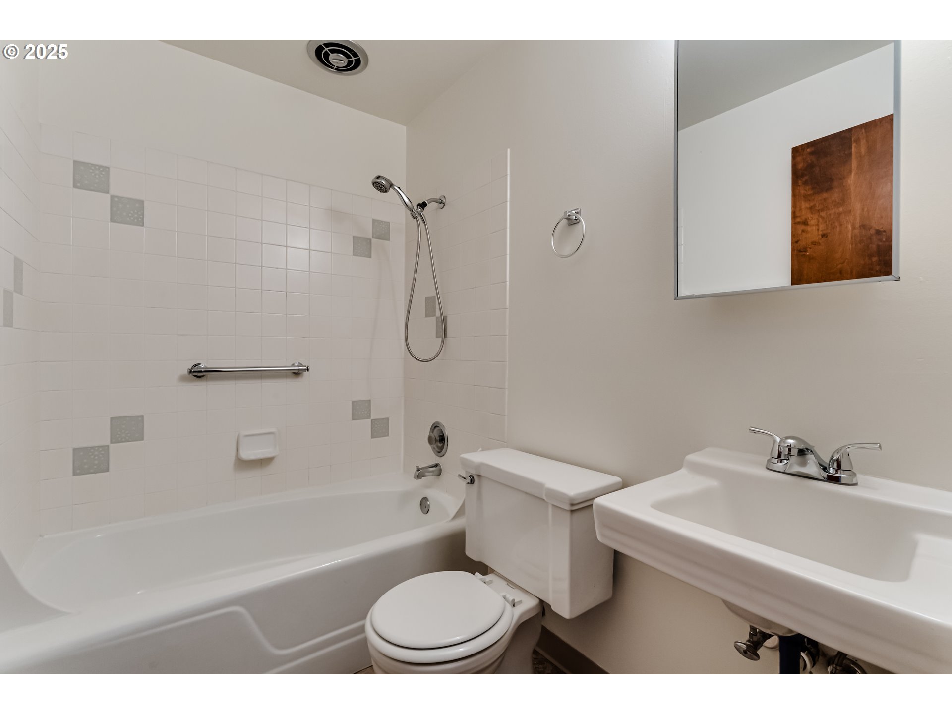 495 West 27th Avenue Eugene, OR 97405 - Photo 43 of 48 a bathroom with a sink a toilet and a bathtub