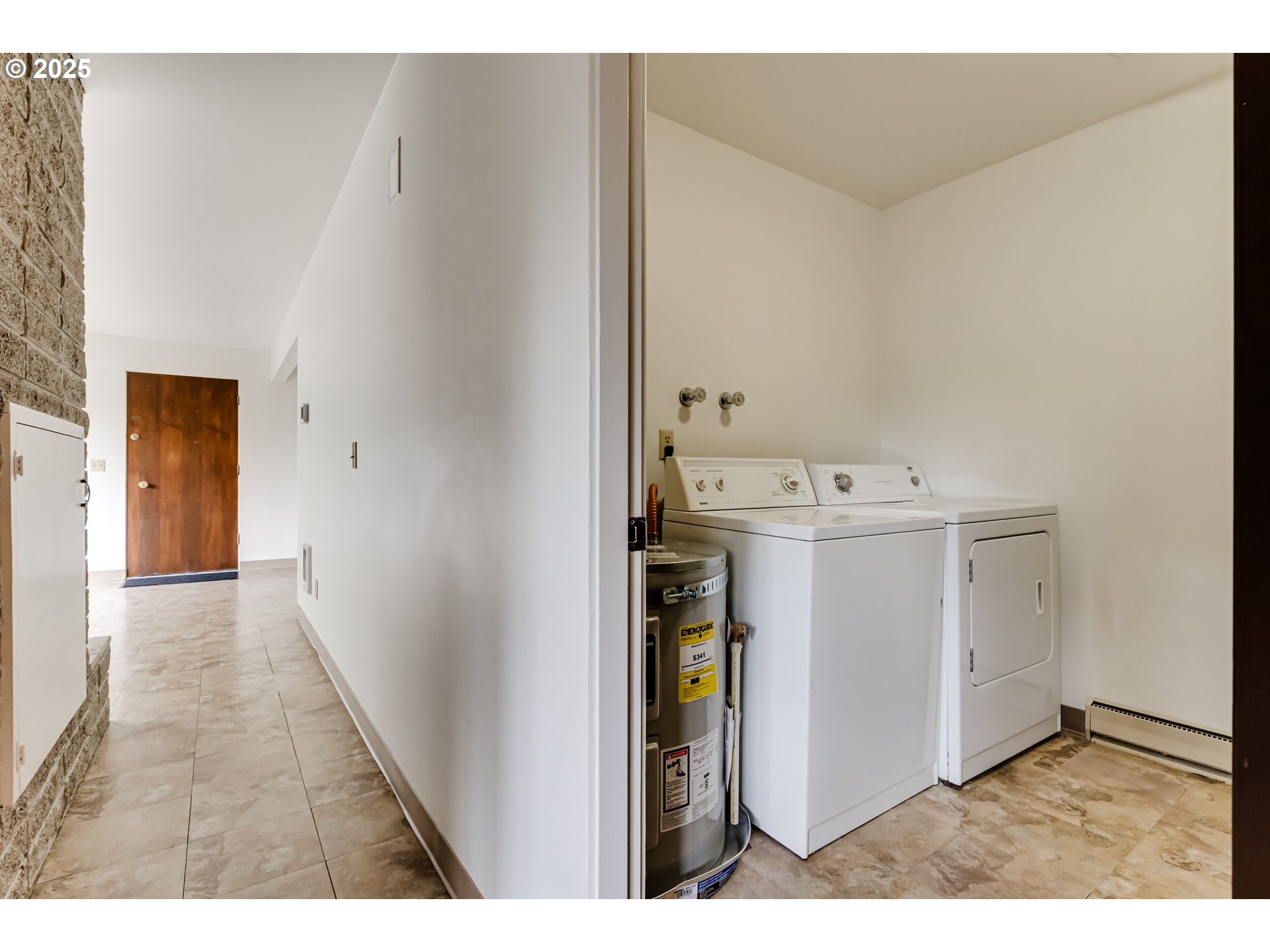495 West 27th Avenue Eugene, OR 97405 - Photo 44 of 48 a utility room with dryer and washer
