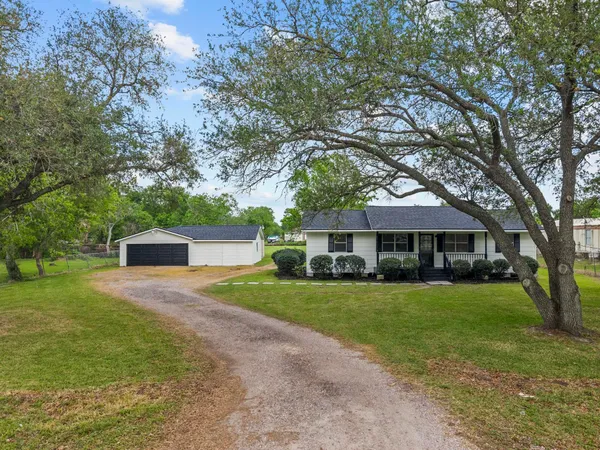 $249,999 | 19139 County Road 927A, Alvin, TX 77511