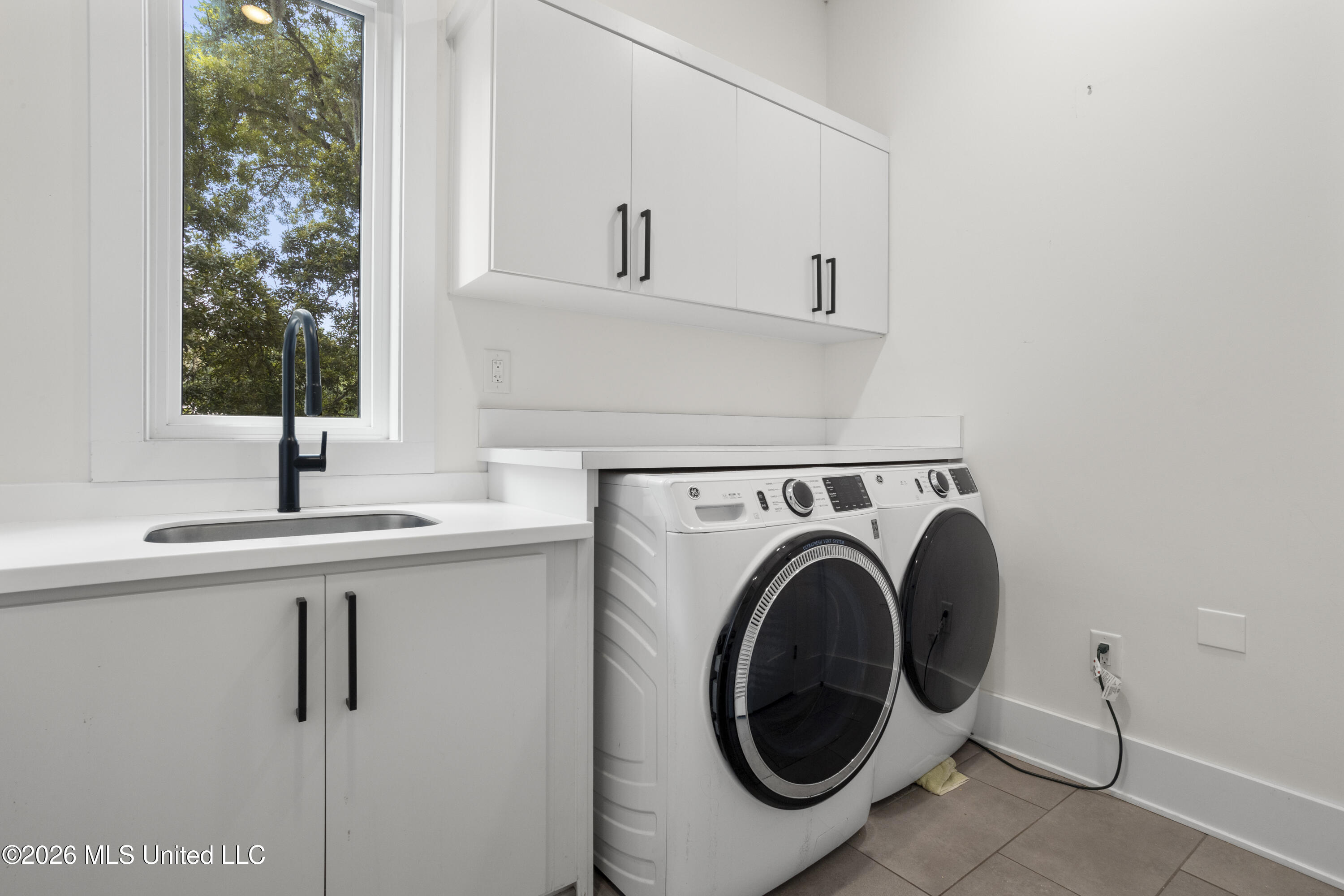 305 Beach Hill Road Ocean Springs, MS 39564 - Photo 33 of 63 Laundry Room