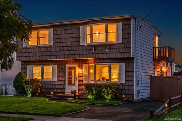 $949,988 | 103 Parkview Street, Plainview, NY 11803