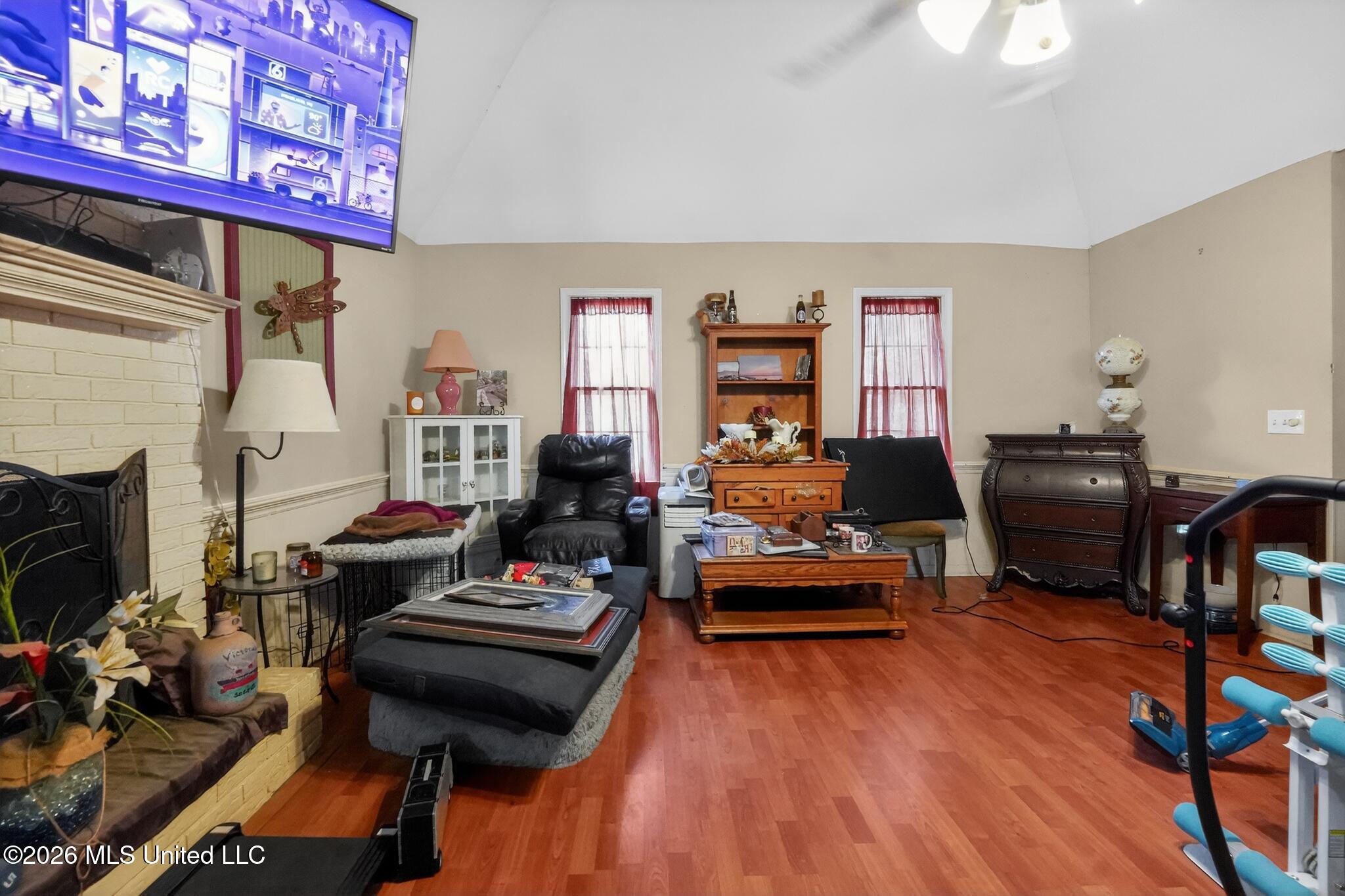 318 Longmeadow Court Ridgeland, MS 39157 - Photo 8 of 22 08_318_Longmeadow_Dr-Living_room-8212