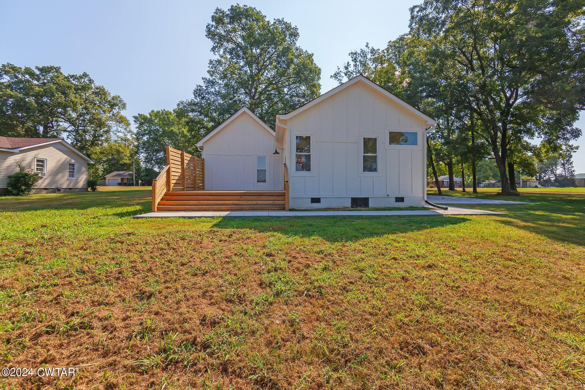 165 Mifflin Road Jackson, TN 38301 - Photo 9 of 42 a view of a house with a yard