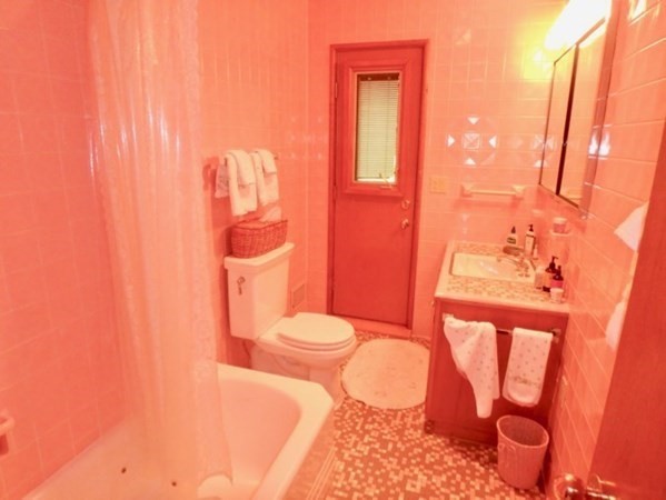 29 Naushon Road West Tisbury, MA 02568 - Photo 18 of 26 a bathroom with a toilet sink and tub