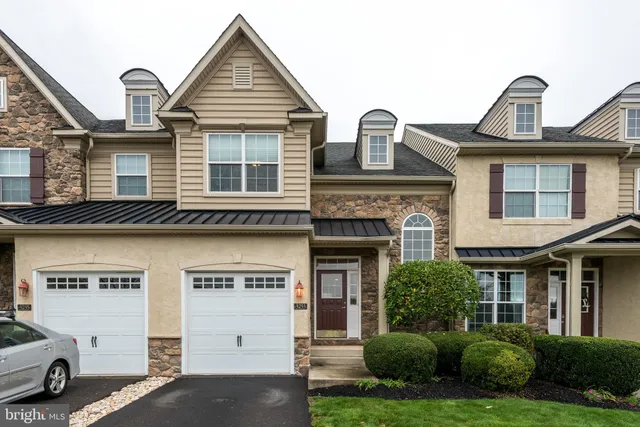 $3,200 | 3233 Meadow View Circle, Unit 155, Furlong, PA 18925