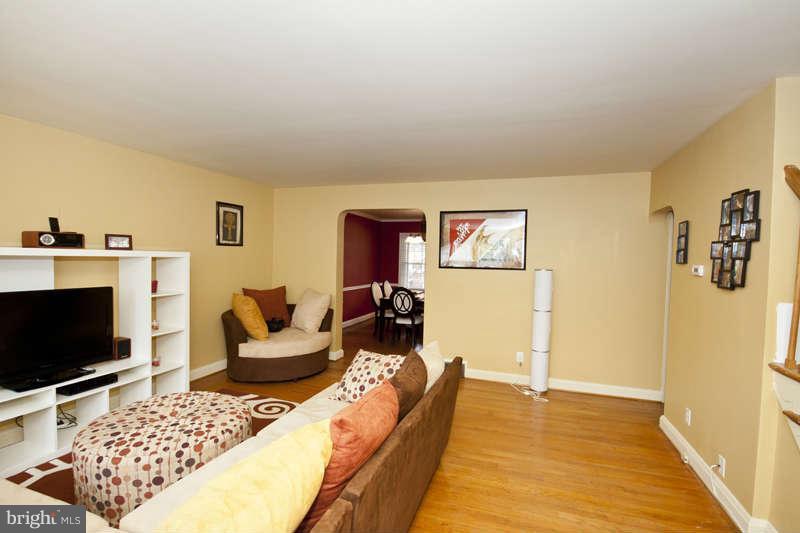 8149 Pleasant Plains Road Towson, MD 21286 - Photo 2 of 29 Living Room