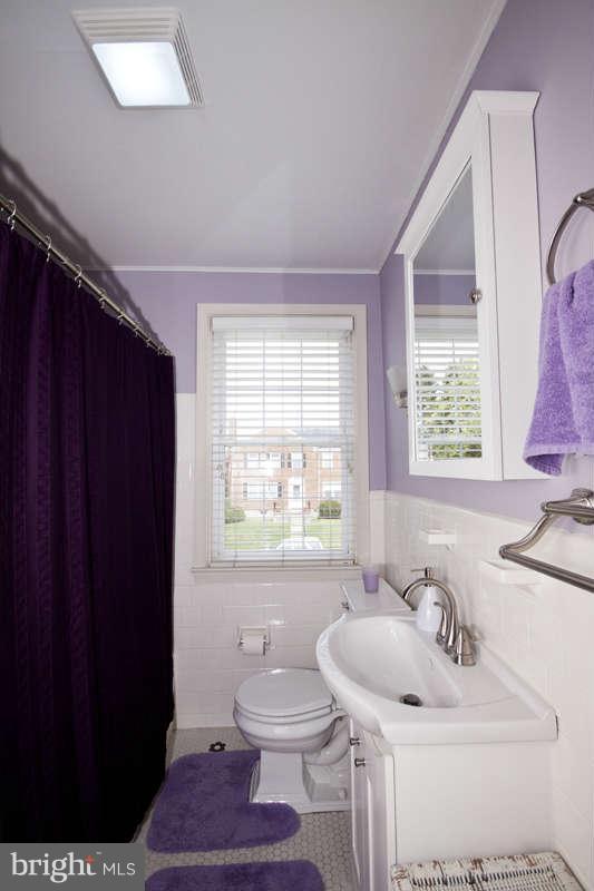 8149 Pleasant Plains Road Towson, MD 21286 - Photo 13 of 29 Upper Level Hall Bath