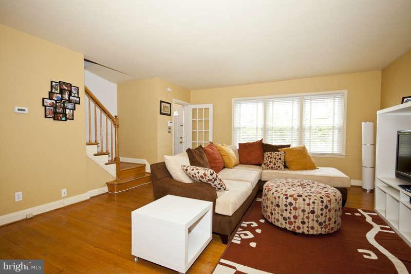 8149 Pleasant Plains Road Towson, MD 21286 - Photo 9 of 29 Living Room